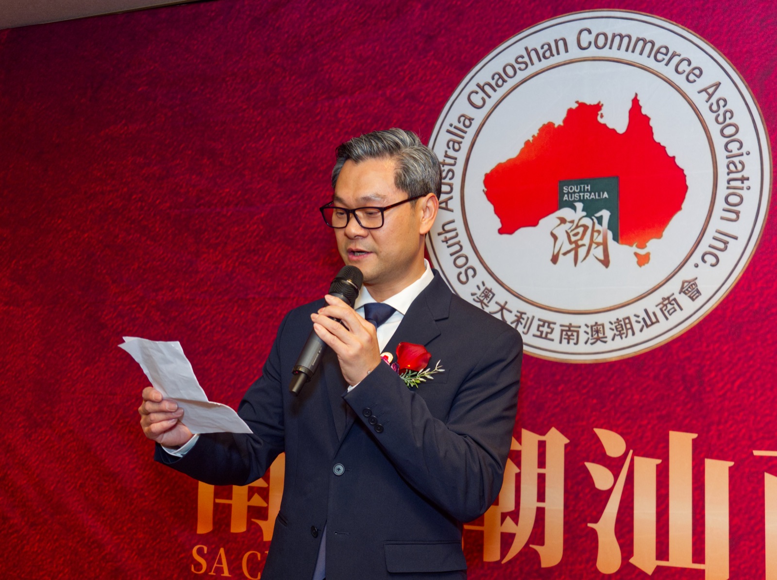 澳大利亚南澳潮汕商会创会会长吴辉先生在成立晚会上致辞